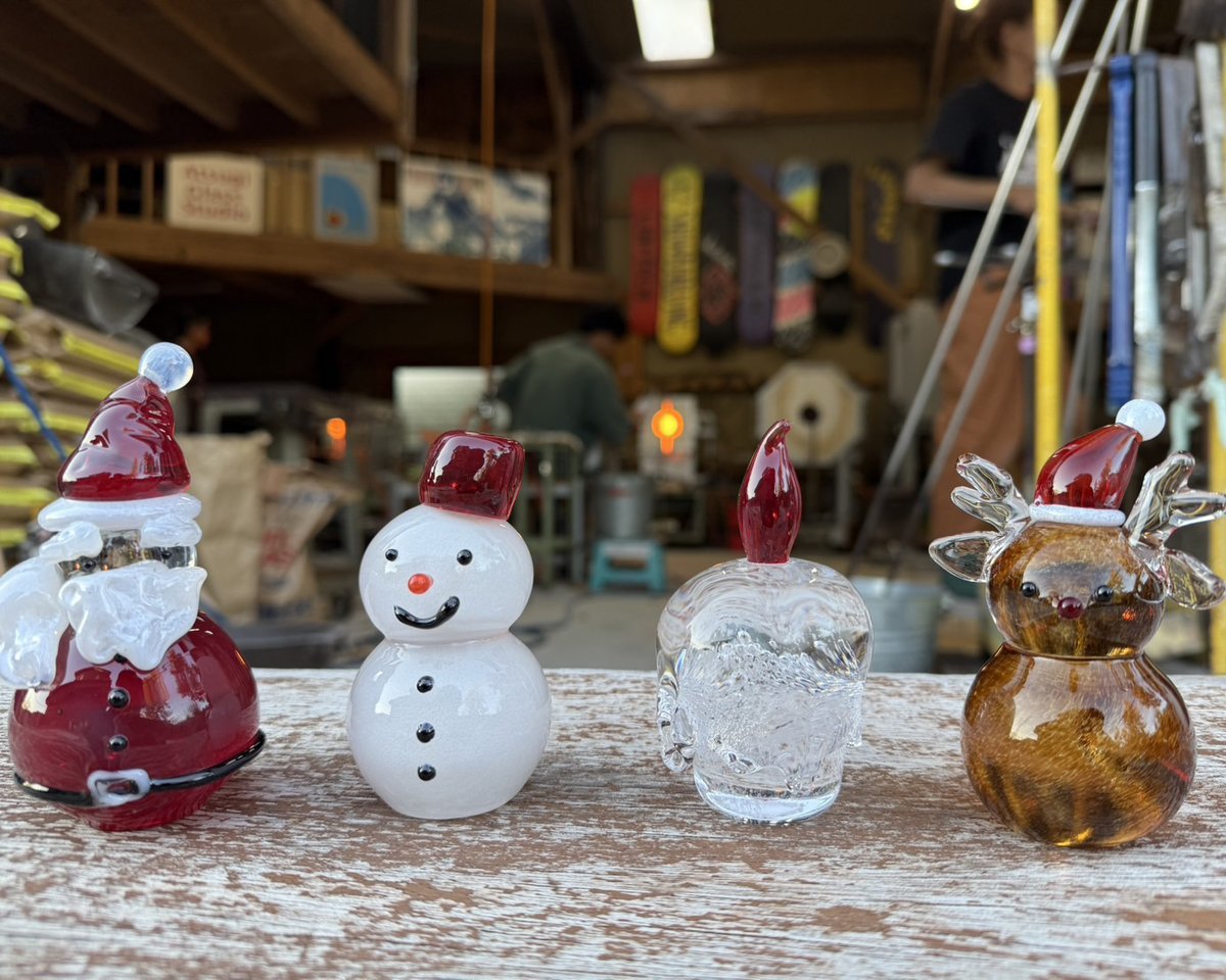 【出店情報】厚木グラススタジオ 💎

厚木のガラス工房からは、ミニサンタやトナカイなどのクリスマスムードを盛り上げるアイテムがずらり🎅

ららぽーと海老名 presents 海老名クリスマスマーケット2025 
🗓️2025年12月6日（土）〜12月7日（日） 
⏰12:00-19:00 【入場無料】 
📍海老名駅西口中心広場