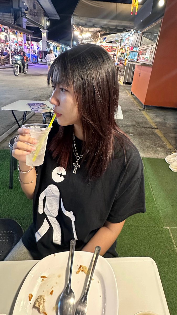 เลสควีนคัมเฮีย tweet media