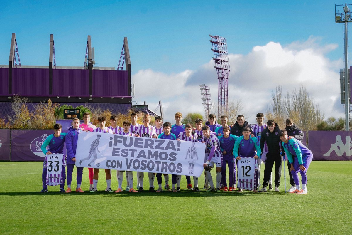 ¡Fuerza! 💪🏻💜

Detalle del #RVPromesas con los lesionados Platero y Galde antes del inicio frente al <a href="/CoruxoFCoficial/">Coruxo FC ⚒️</a>. ¡Ánimo, chicos!