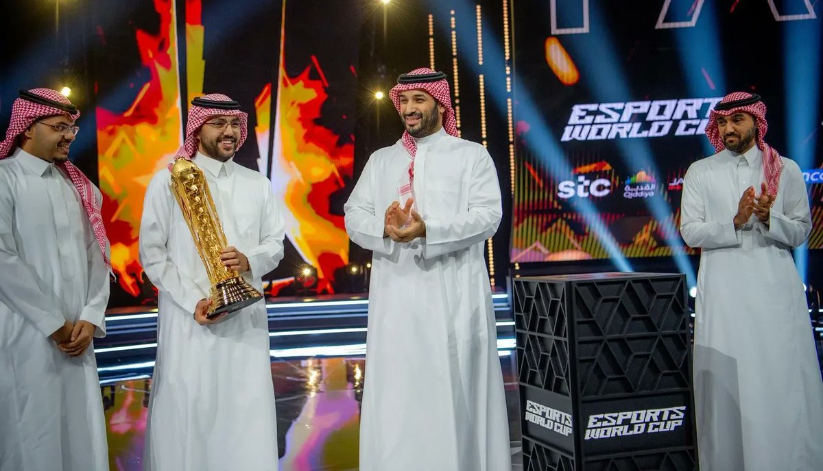 فالكونز منظمة سعودية، وتمثل السعودية بأي روستر ينحط لها سواء كان من آسيا، أوروبا، أفريقيا… لو من القطب الشمالي المتجمد 💚🇸🇦

الهوية ما تتغير لأن اللاعبين مو سعوديين. الهوية تقاس بالكيان : إدارة سعودية، رئيس سعودي، تمويل سعودي، مشروع سعودي
فكيف تجي وتقول “فريق أجنبي”؟
على أي