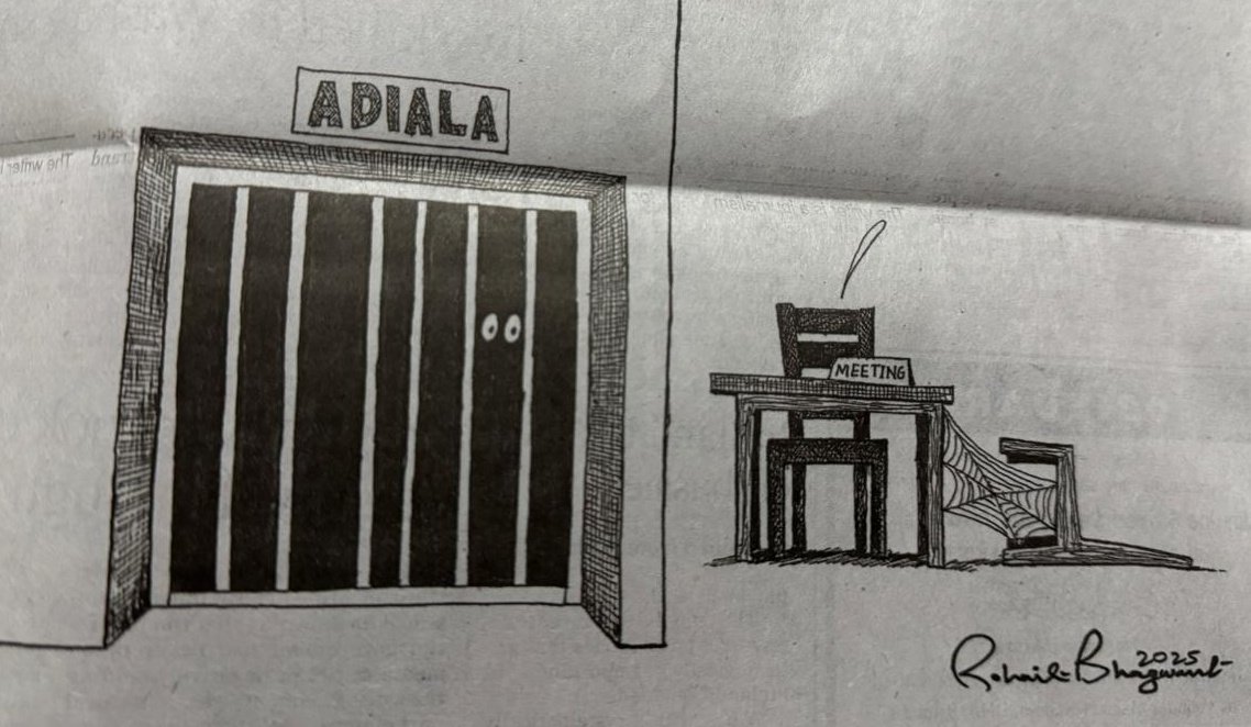 اڈیالہ کے ایک سیل میں ملاقاتیوں کیلئے
رکھی میز پر مدت سے کوئی آیا نہ گیا
ایک طرف لڑھک چکی کرسی کے ساتھ
مکڑی  جالے بن  چکی
سلاخوں کے پیچھے مکمل اندھیرا
مگر وہ دو مکمل کھلی، مکمل روشن آنکھیں۔۔۔۔
امید پر قائم 
جو ہمارا راستہ دیکھ رہی ہیں!!!
#Where_is_ImranKhan 
<a href="/TeamPakPower/">Team Pakistan Power</a>