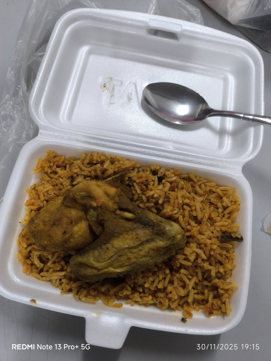 naabdullah00's tweet photo. Hanya mampu tengok orang makan sedap2, while me (tumpang rezeki) makan makanan dewan makan asrama..
Syukur..🥲 https://t.co/4NA1GrKUgm