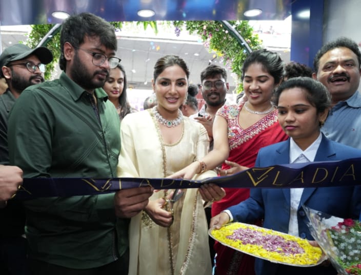 lnmasade's tweet image. వైజాగ్ లో లాడియా షోరూంను ప్రారంభించిన హీరోయిన్ సంయుక్త 
#samyuktha #ladia