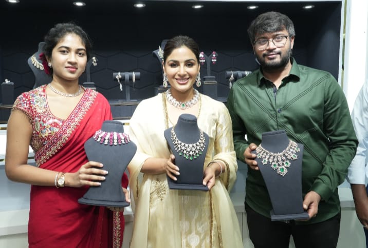 lnmasade's tweet image. వైజాగ్ లో లాడియా షోరూంను ప్రారంభించిన హీరోయిన్ సంయుక్త 
#samyuktha #ladia