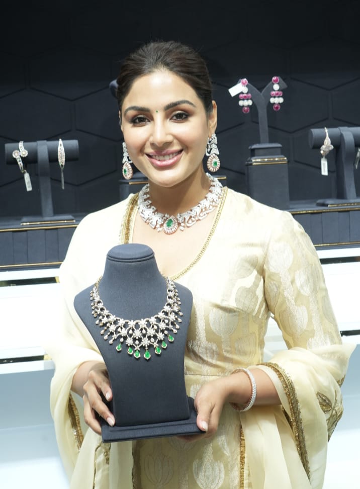 lnmasade's tweet image. వైజాగ్ లో లాడియా షోరూంను ప్రారంభించిన హీరోయిన్ సంయుక్త 
#samyuktha #ladia