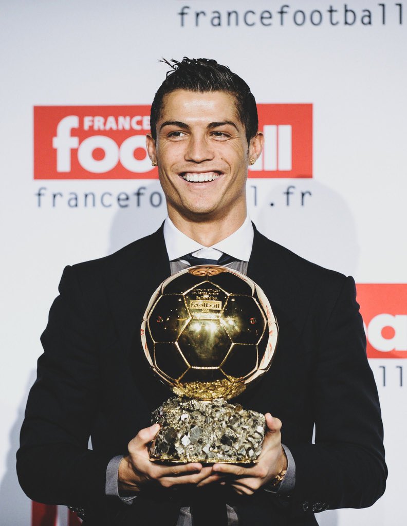 Footballtweet's tweet photo. 📅 On this day, in 2008, Cristiano Ronaldo won his very first Ballon d’Or. 🌕

🥇 🇵🇹 Cristiano Ronaldo
🥈 🇦🇷 Lionel Messi
🥉 🇪🇸 Fernando Torres

🗣️ Sir Alex Ferguson: “He deserves the Ballon d’Or. There is no one better. Cristiano is a phenomenon.”

🗣️ Wayne Rooney: “Cristiano was unplayable that season. Nobody came close to him — he carried us to trophies.”

🗣️ Ryan Giggs: “Cristiano earned that Ballon d’Or. Nobody trained harder, nobody improved more.”

He has gone on to win 5 Ballon d'Ors. 🌕🌕🌕🌕🌕