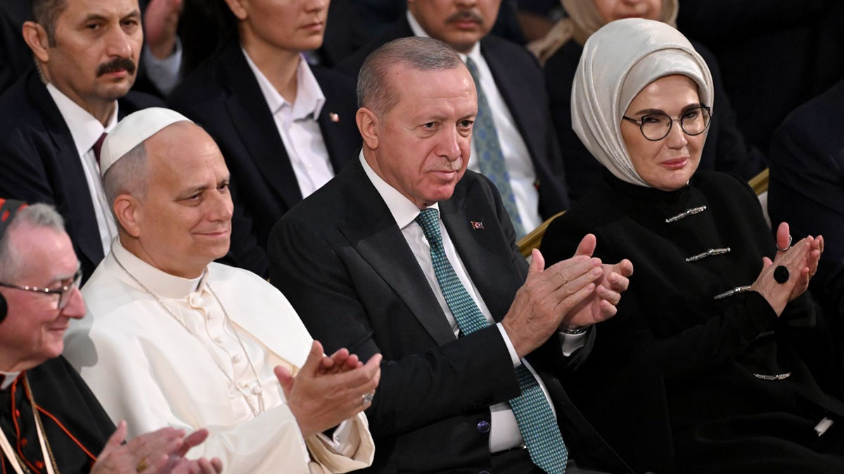 Hıristiyanlığın yayıcısı Papa 14. Leo geldi (iyi ki geldi...); Türkiye'yi vaftiz etti ama cübbeli cübbesiz bizim dincilerden tek ses çıkmadı.
Yılbaşı yaklaşınca Hıristiyan işi diye başlarlar bağırmaya...