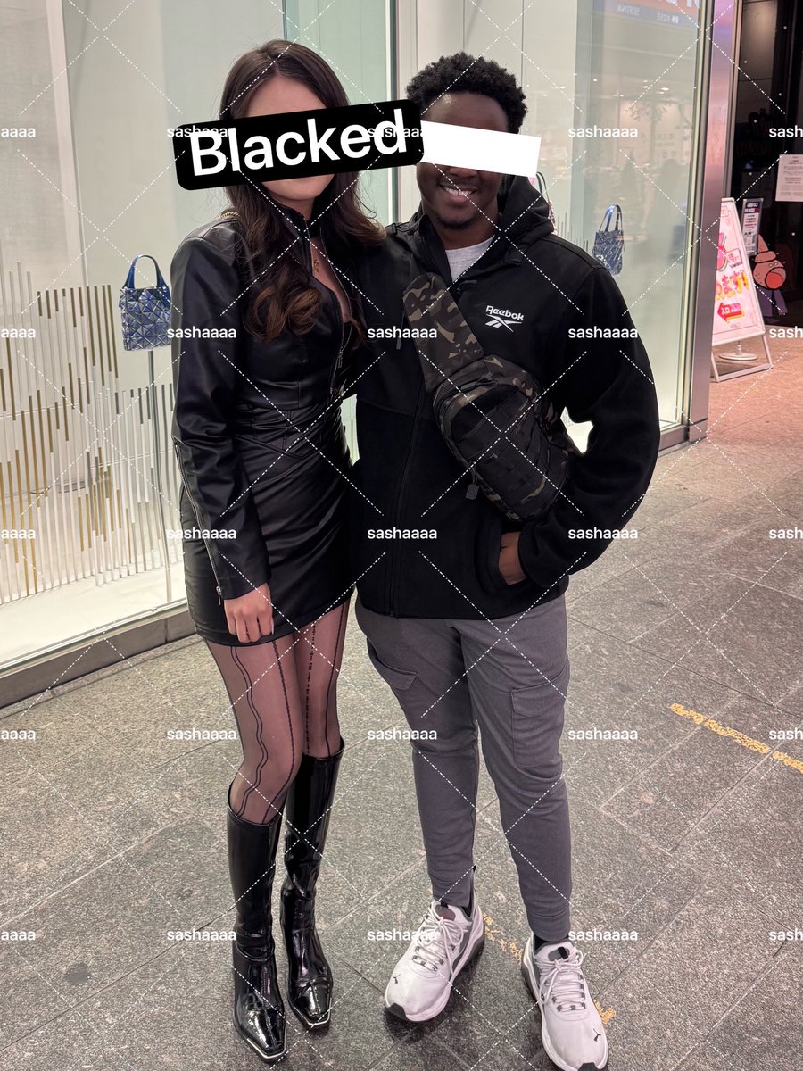 路上偶遇黑人游客 我立马要求合照♠️
摄影师当然是我的男朋友啦

拍照的时候我脑子里全是黑色大肉棒♠️  骚逼湿湿的 紧紧的 好想要🥺
如果不是姨妈期 我肯定扔下我男朋友 去享受黑爹的大肉棒了