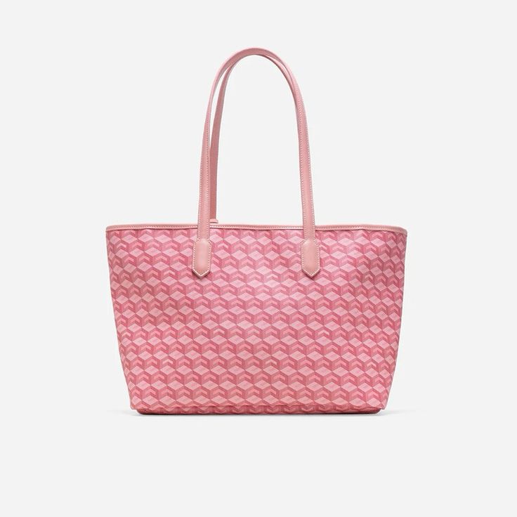 sagitarose12's tweet photo. Oh jadi ini dia si tote pink yang belakangan bikin banyak orang tiba-tiba pengen jadi cewek rapi, wangi, dan hidupnya tertata ✨🩷

Warnanya soft, motifnya classy, dibawa ke mana pun vibes-nya langsung naik level tanpa terasa usaha berlebihan 😌 https://t.co/J3mrL369Qw
