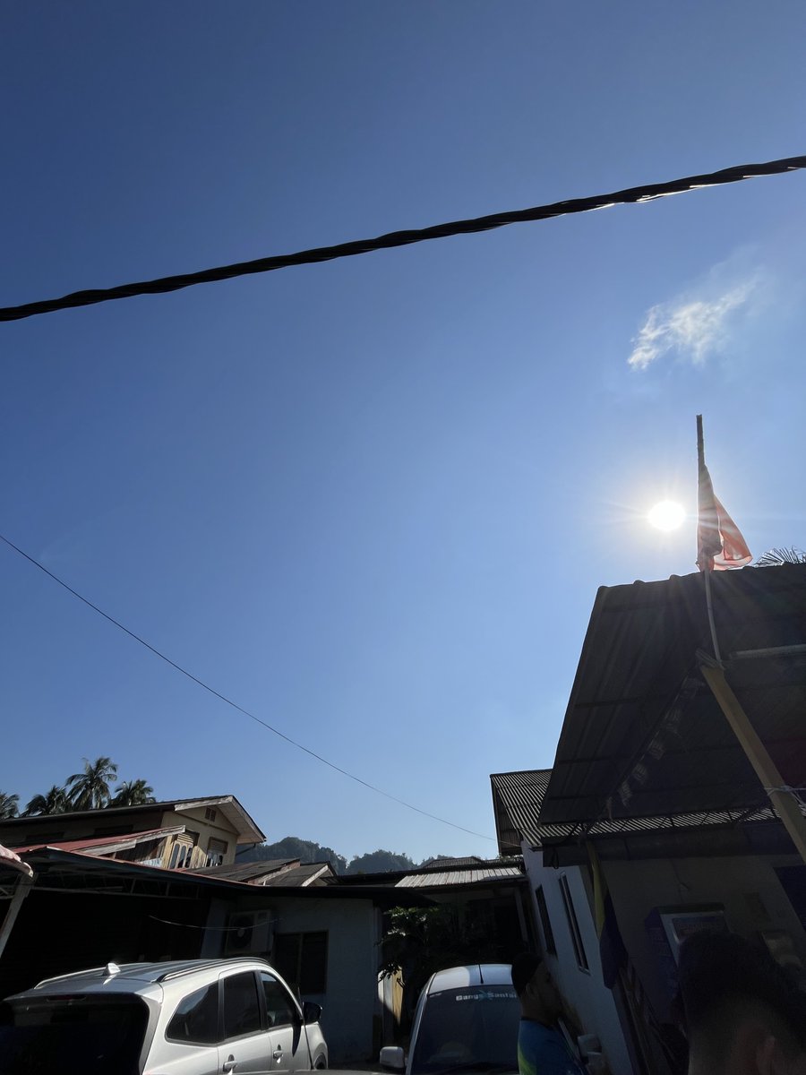 IzzraifHarz's tweet photo. Anyway weather update!

Sunny days and less rain are expected in many areas in Malaysia especially utara Semenanjung for the next several days. Heck, barely any clouds today 🔥🔥

No luruan monsun until first / second week of December. Time to jemur pakaian and yourselves 🫵🏻🗿🫵🏻 https://t.co/WiImfvu28O