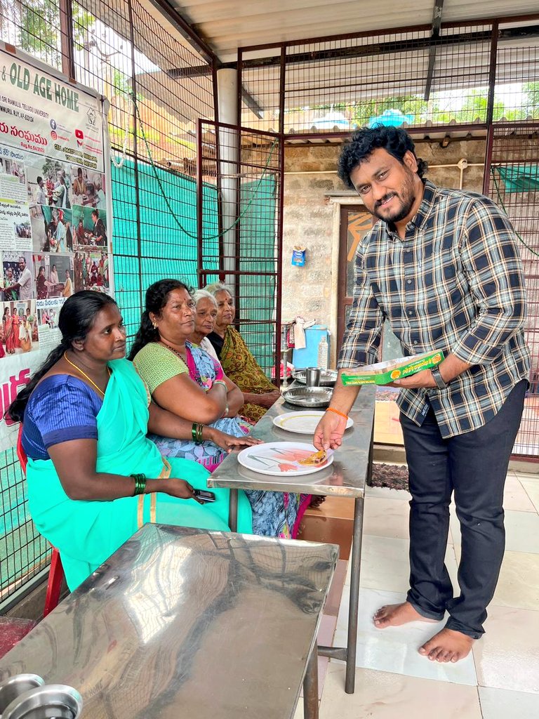 Srinivas22235's tweet photo. Program 6️⃣
@bobby_yedida Garu(Nov 30th) పుట్టినరోజు సందర్బంగా రాజమండ్రి బొమ్మూరు వద్ద వృద్ధులకు అన్నదానం కార్యక్రమంలో పాల్గొనడం జరిగింది. నిర్వహించిన విజ్జన శివ, విజయ్ నాయుడు కి నా హృదయ పూర్వక కృతజ్ఞతలు❤️
Thank You for Your unconditional Love & Effection ❤️
#HBDBOBBY
#Nov30th https://t.co/VzACNtjdOr