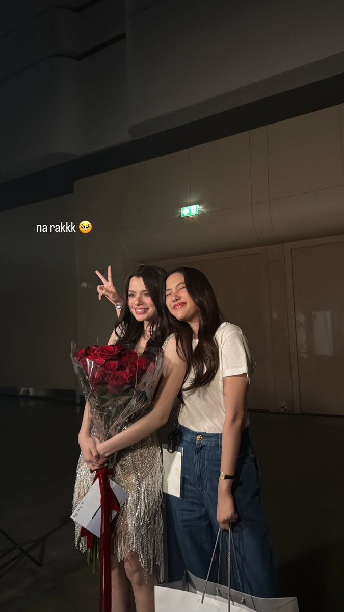 itsbecfreen_'s tweet image. LOOK AT THEM 🥹🥹🥹

BECKY BIRTHDAY CONCERT
#BNewEraBirthdayConcert 
#beckysangels