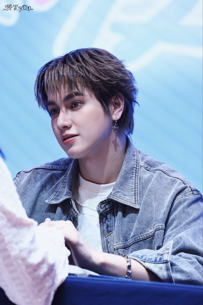 人的眼睛是伤感的两大洋的神色
泡沫，盐，绿色，风
变幻不定

#smartcsnp #smartchisanupong #CSNP 
#smart #csnp_21