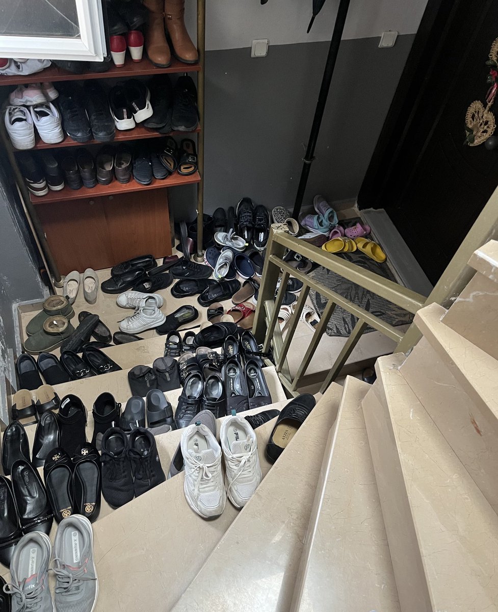 siz onlarca farkli kadin ayakkabisi goruyor olabilirsiniz ama ben KISIR, PATAES SALATASI, POGACA, DOLMA ve EV BAKLAVASI goruyorum..