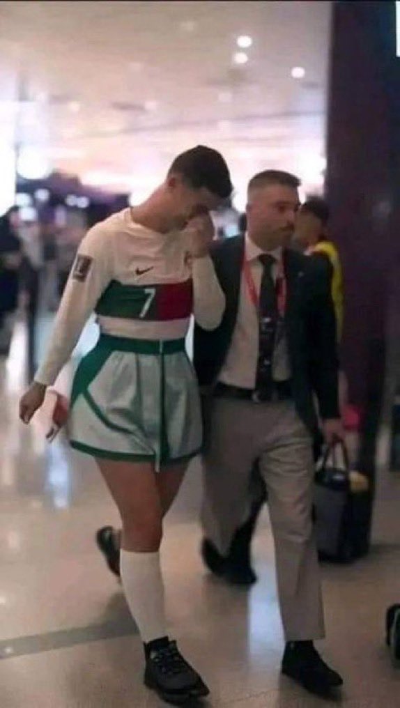 UnkleAyo's tweet image. Tapinaldo. Penaldo. Piers Morgan side chick 😂

Other people&apos;s GOATs are counting trophies, his fans are counting goals scored. 

3 years
3 League trophies bottled
1 Presidential party gatecrash
2 times communicated with ghosts during matches. 

Alfa Wasiu. Kwaku weyrey 😂😂