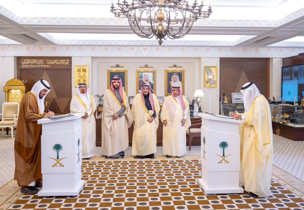 بارك سموه توقيع الاتفاقية مشيدا بما يحمله المشروع من أهداف صحية نوعية، تعد إضافة طبية مهمة ستخدم المرضى بشكل مباشر، من خلال تقديم خدمات تخصصية متقدمة تقلل من الإحالات خارج المحافظة..

سمو #أمير_منطقة_القصيم يرعى توقيع اتفاقية إنشاء وتجهيز مركز مطلق الحناكي للمناظير الهضمية