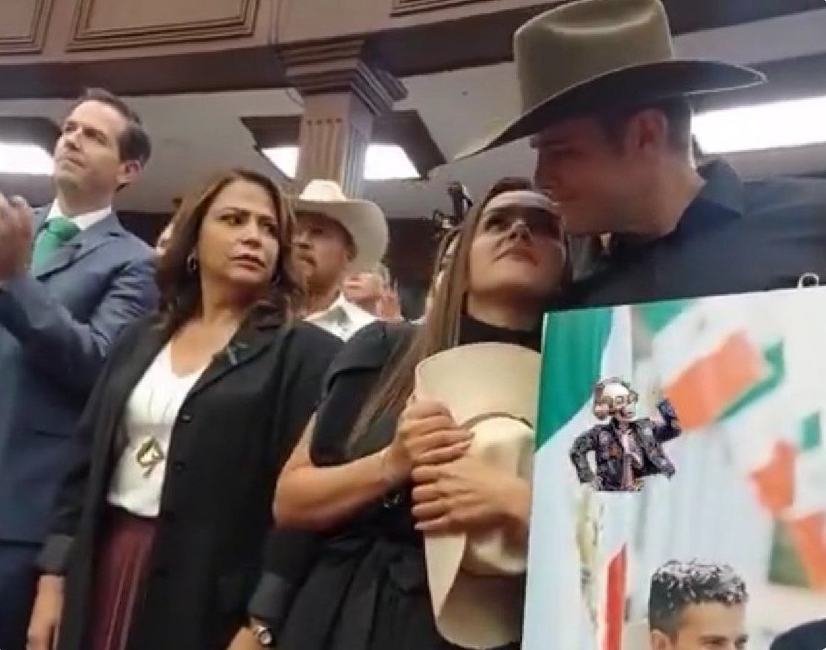 <a href="/politicomx/">Político MX</a> <a href="/ARBedolla/">Alfredo Ramírez Bedolla</a> Y el compadre de pegoste, no le quita el ojo a la viuda.