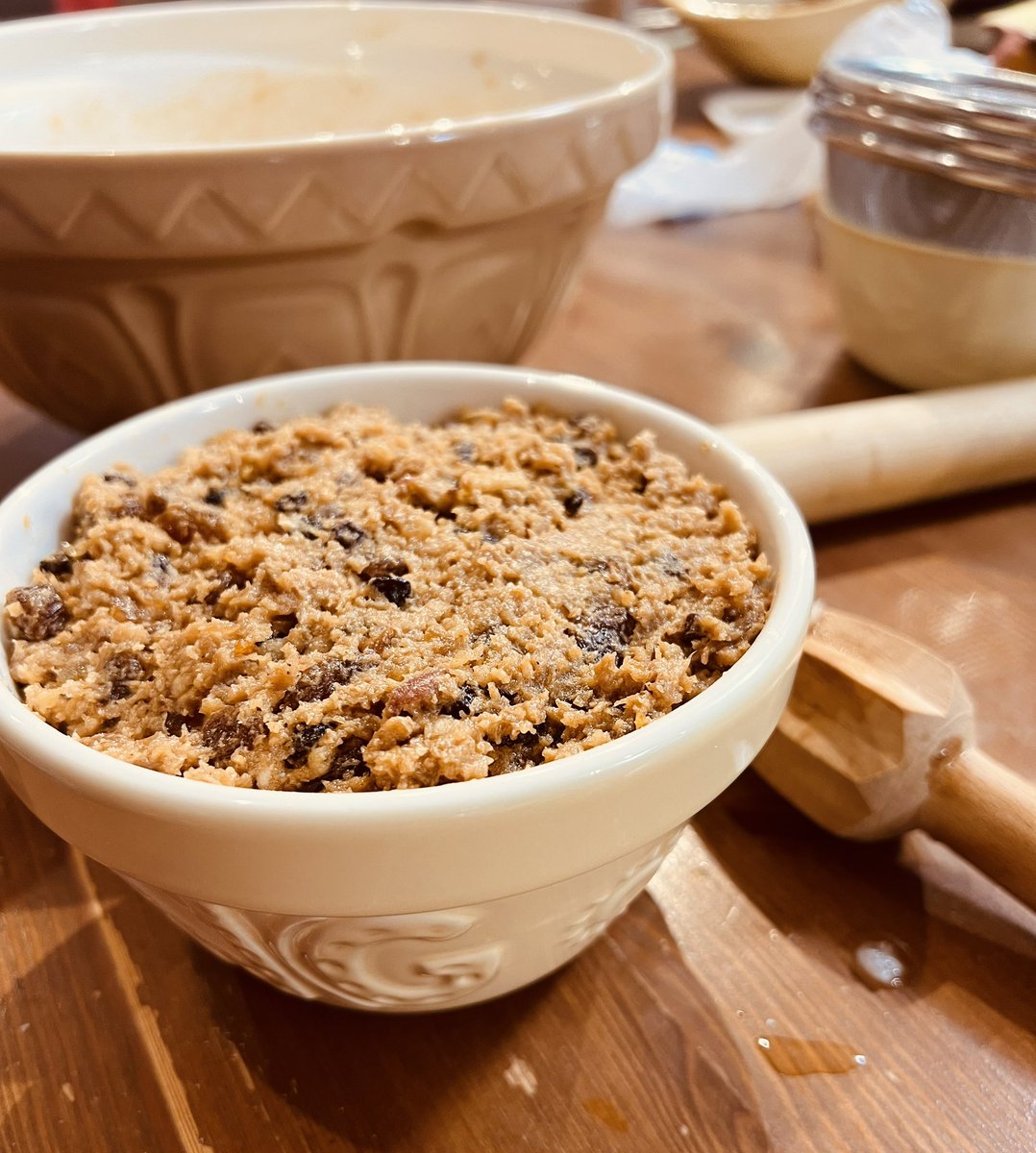 紀行クラス クリスマスプディング🎄と ミンスパイ🧑‍🎄 make a wish！しながら stir up！ 6ペンスコインも入れたい。 皆さまには コインは別添えでお渡ししています。 ミンスパイは、 クイックミンスミート作って ペイストリーも作りましょう。 星は六芒星。 ラム酒が効い ...