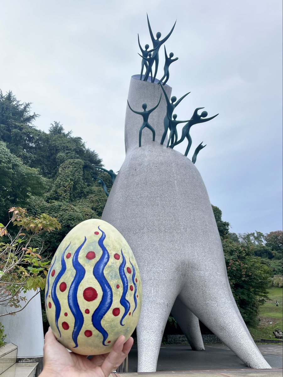 #タローマン大万博 川崎パビリオンにて

山口一郎コレクションに”タローマン消しゴム”の展示が無くて、タローマンマニアのチダくん再びショック‼︎🤣｛ｼｮｯｸで目が開いた〜🎵）

『母の塔』は奇獣感あるなぁ。
今にも歩きだしそうね〜🪬✨
#タローマン #山口一郎 #川崎パビリオン