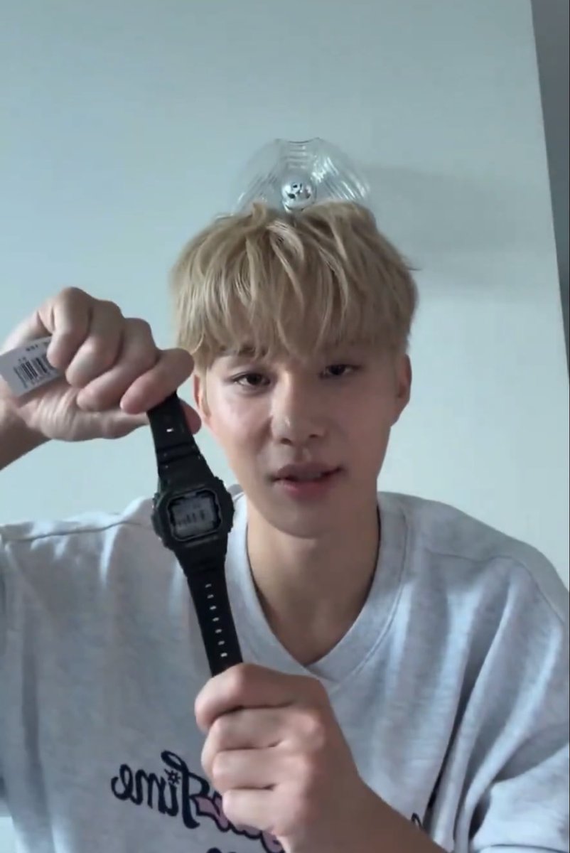 ฉันรักแจฮยอนโหมดพี่มากๆเลย คือฮีเป็นลูกคนเดียวของบ้าน แต่พอมาอยู่นสจฮีมีน้องหลายคนมากๆ อันนี้แค่คิดว่าเจ้าตัวซื้อนาฬิกามาฝากจองอูพร้อมกับพูดว่า 'ใช้รุ่นนี้แล้วดีมากๆเลยซื้อมาให้' ก็แบบเอ็นดูนะ พี่ใช้มาแล้วคับน้อง น้องลองใช้ดูนะ 555555 แง