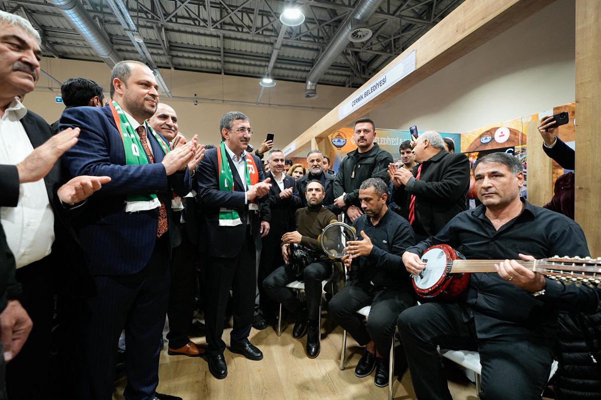 Diyarbakır Tanıtım Günlerimize teşrifleriyle bizleri onurlandıran Cumhurbaşkanı Yardımcımız Sayın Cevdet Yılmaz’a teşekkür ediyorum. Diyarbakır, tarihî mirası, kültürel zenginlikleri ve misafirperverliğiyle kardeşliğin ve medeniyetlerin şehridir.
<a href="/_cevdetyilmaz/">Cevdet Yılmaz</a>