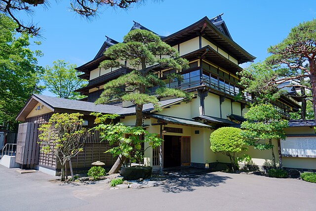 n_hotline_en's tweet image. [Japanese Tourism] If one sunrise could change how you travel, it happens in 金勇: cliffside alleys bathed in gold, rooftop tea houses, and a secret view you&apos;ll want to tell everyone about. Follow to find the map.