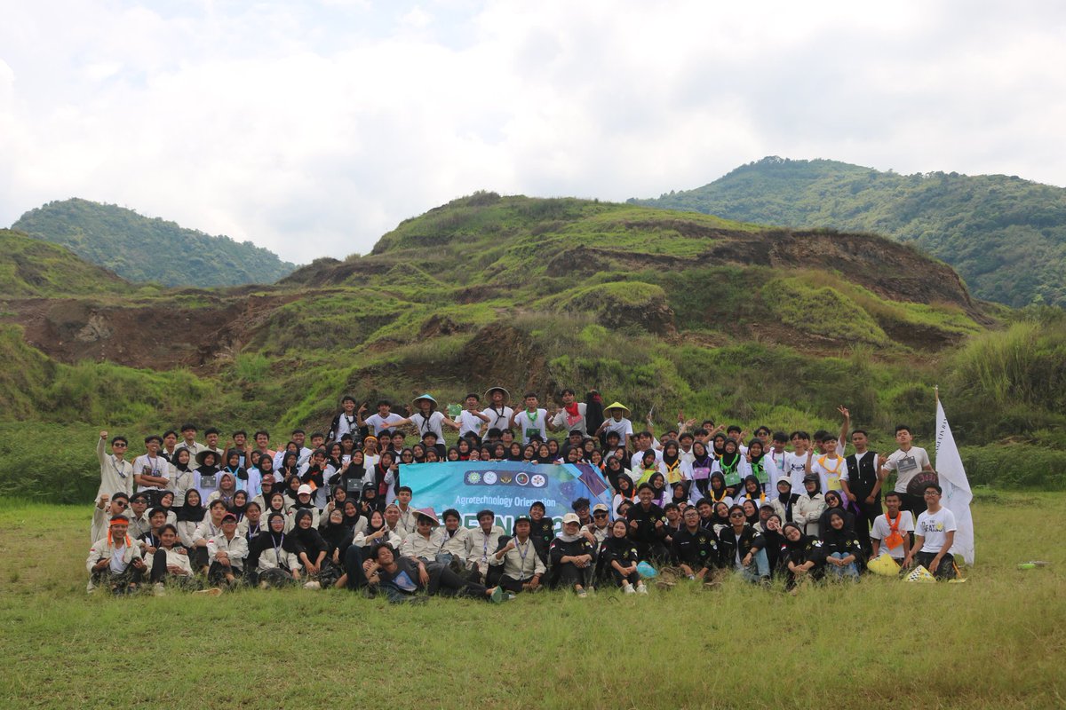 himagiuinbdg's tweet photo. Beberapa keseruan saat acara GREEN 2025 berlangsung🌾😍

#HIMAGI #KabinetNabastala #uinbandung https://t.co/ID5SV3tpfN