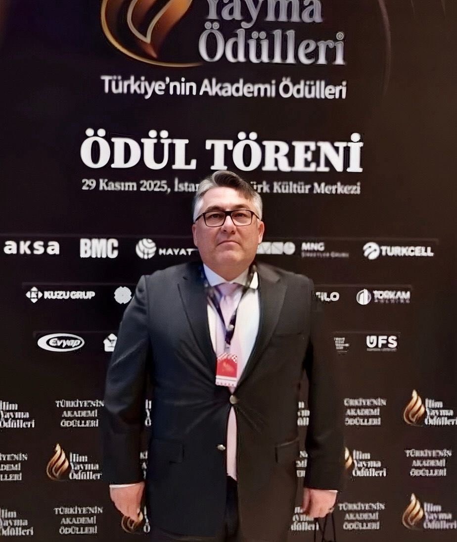 Dün akşam İlim Yayma Ödülleri Ödül Töreni'ne katıldık. 

Sayın Cumhurbaşkanımız “Neden bizim bir Nobelimiz olmasın!” dedi. Önümüzdeki yıldan itibaren İlim Yayma Ödülleri’nin uluslararası alanda da akademi ödülleri vereceğini ifade etti. 

Doğu’yu ve “Biz”i her defasında yok sayan