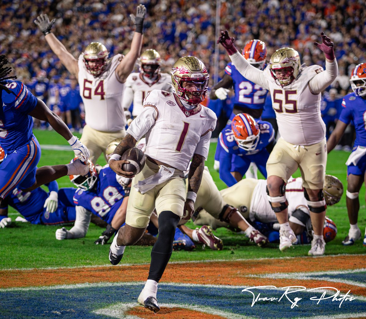 travreg's tweet photo. Photo Gallery: Florida State Overwhelmed 40-21 in the Swamp #FSU 
https://t.co/oF4GgdxjD0 https://t.co/gXrqw6HU0A