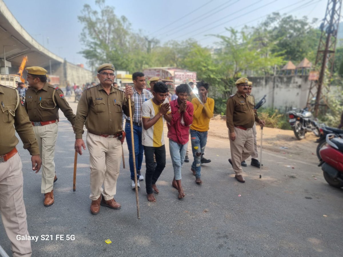 #आबूरोड में बढ़ती चोरी और लूट की घटनाओं के बीच रीको पुलिस ने जिस तेजी और सख़्ती से कार्रवाई की है, वह सच में काबिल-ए-तारीफ़ है।

तीन शातिर बदमाशों को पकड़कर पैदल बंदोली निकाली गई और माउंट आबू पुलिस ने तिब्बत मार्केट की चेन स्नैचिंग की घटना भी सुलझाकर अपराधी को मोरस गाँव से