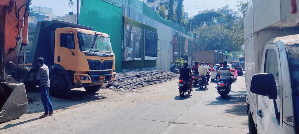 jayantd98300514's tweet photo. @PMCPune footpaths are rampantly misused by developers. Pedestrians need to dangerously walk thru vehicle carriage width.
@CPPuneCity pls hold PMC responsible for any accident due to this negligence. Few snaps from Shivteerth Nagar Paud Road (Vanaz metro stn to Samrajya soc. rd) https://t.co/f5TDoWaSK8