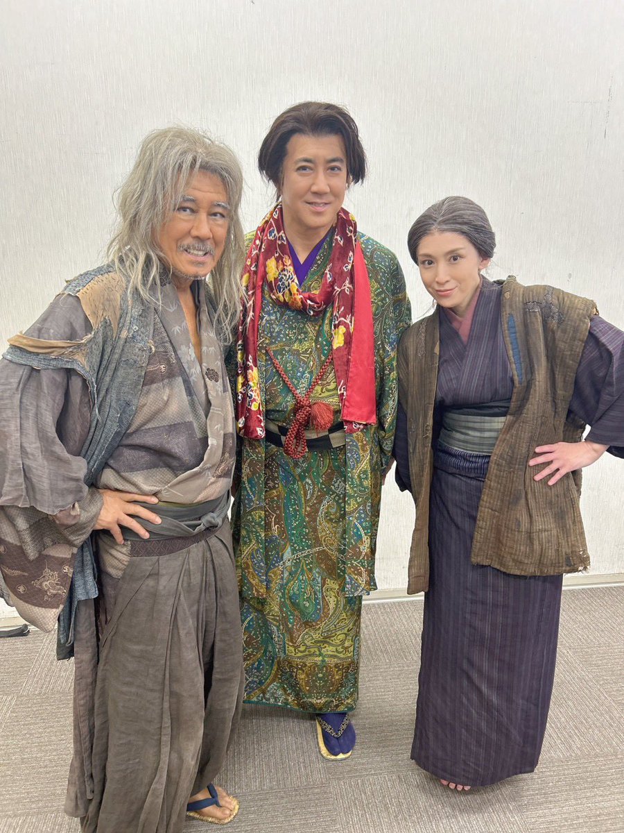 achao726's tweet photo. 『新画狂人北斎』大千穐楽
下関市民会館大ホール
カーテンコール満席のお客様を舞台上から見る景色は絶品なんです。
本日は特にしっかりと目に焼き付けました🤭
なんだか今清々しい気持ちです。
また、カンパニーの皆さんとお会いしたいです。
ご観劇心からありがとうございました😊
🚄

#新画狂人北斎 https://t.co/NyQMuEHv2l
