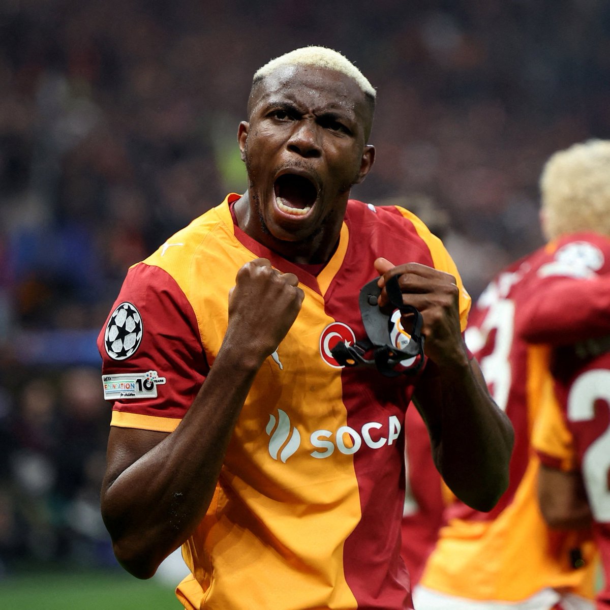 Osimhen: "Fenerbahçe derbisinin önemini ve anlamını çok iyi biliyorum.

Galatasaray böyle maçlar için bana bu yatırımı yaptı.

Gerekirse risk alacağım ve sahaya çıkıp yüzde yüzümü vereceğim."