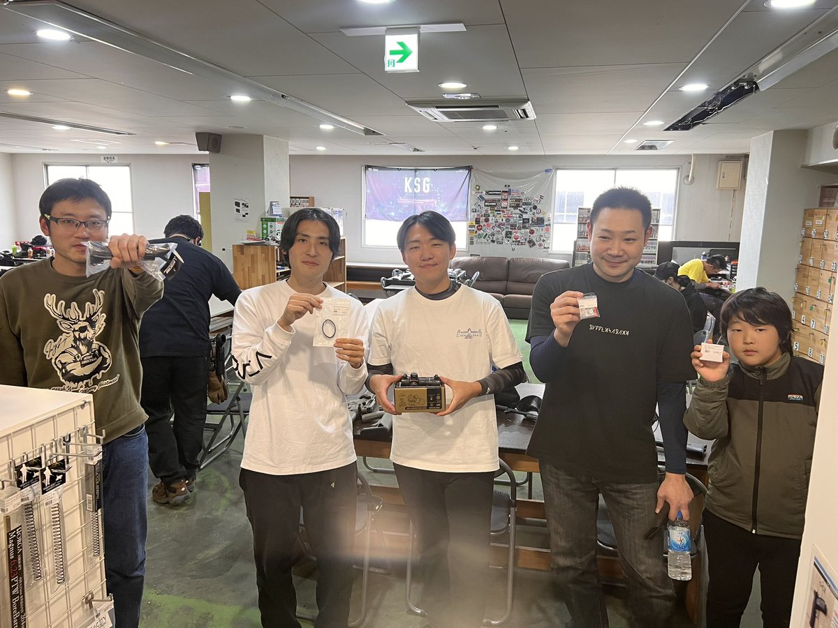 昼じゃんけんの結果！
ドットサイトを手に入れた方はまだライフル持ってないということで、載せるための長物を買うことに決めたそうです😎