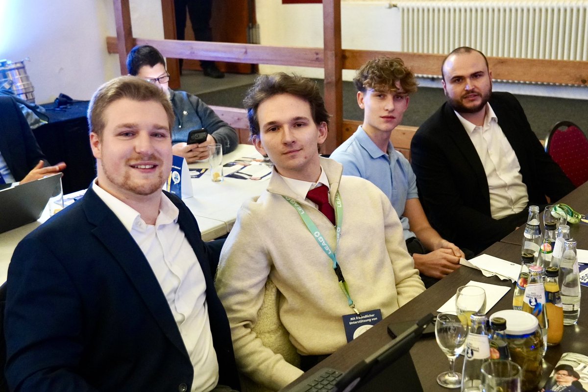 gosciniaktf's tweet photo. 📸 Ein paar Eindrücke vom diesjährigen Brandenburgtag #BBT25 der @jungeunionbrb in Luckau.

Ein großes Dankeschön an den besten Kreisverband Teltow-Flaeming für euren starken Einsatz und eure Unterstützung auf dem BBT. Es bedeutet mir viel, euch als Landespressesprecher im Landesvorstand vertreten zu dürfen – danke für euer Vertrauen und das der JU Brandenburg.

Herzlichen Glückwunsch an alle Gewählten! Besonders freue ich mich über die Wiederwahl unserer Landesvorsitzenden Laura Strohschneider. Ihr Engagement für die JU Brandenburg ist beeindruckend und macht die Pressearbeit einfach zur Freude.

Danke außerdem an Colin und @r_schmolke für die großartige Unterstützung in der Öffentlichkeitsarbeit.