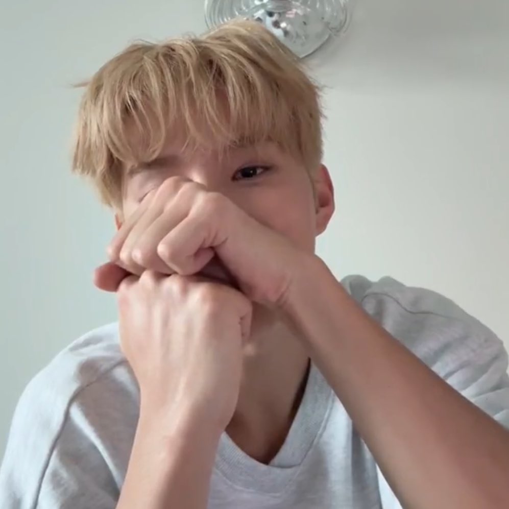 myzwprince's tweet image. 정우 댓글보는 표정 ㅠㅠㅠㅠㅠㅠㅠㅠㅠ
좋은구 얼굴에서 다 티나 ㅠㅠㅠㅠㅠㅠㅠㅜㅜㅜㅜㅜ