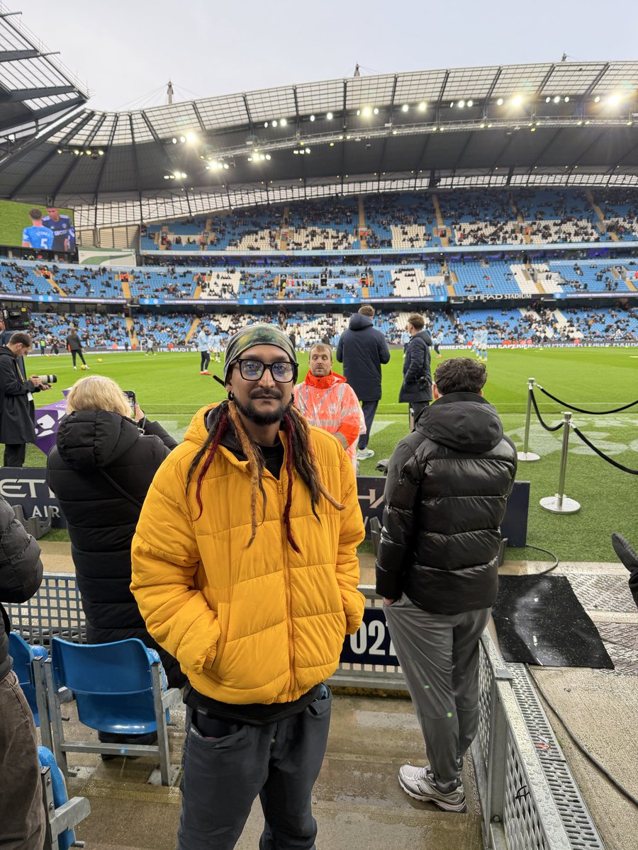 ryanhazarika's tweet photo. This is what UK football is all about!  The energy at the Etihad Stadium was next level. Loved every minute of it! #ManCity #LeedsUnited #EtihadStadium https://t.co/g3xg1zahyO