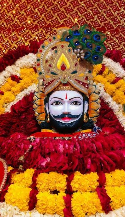 RishikaP9021's tweet image. श्याम का नाम अनमोल खजाना: श्याम का नाम जपने से मन की इच्छाएँ पूरी होती हैं, बाक़ी सब फानी है।

खाटू धाम में नृत्य की चाह: भक्त करता है कि उसके चरणों में घुंघरू बाँधकर वह नाच सके, जैसे मीरा अपने प्रभु के प्रति अर्पित हो गई थीं।

शीर्ष रूप से स्वच्छ भाव: श्याम की चौखट पर आकर हर…