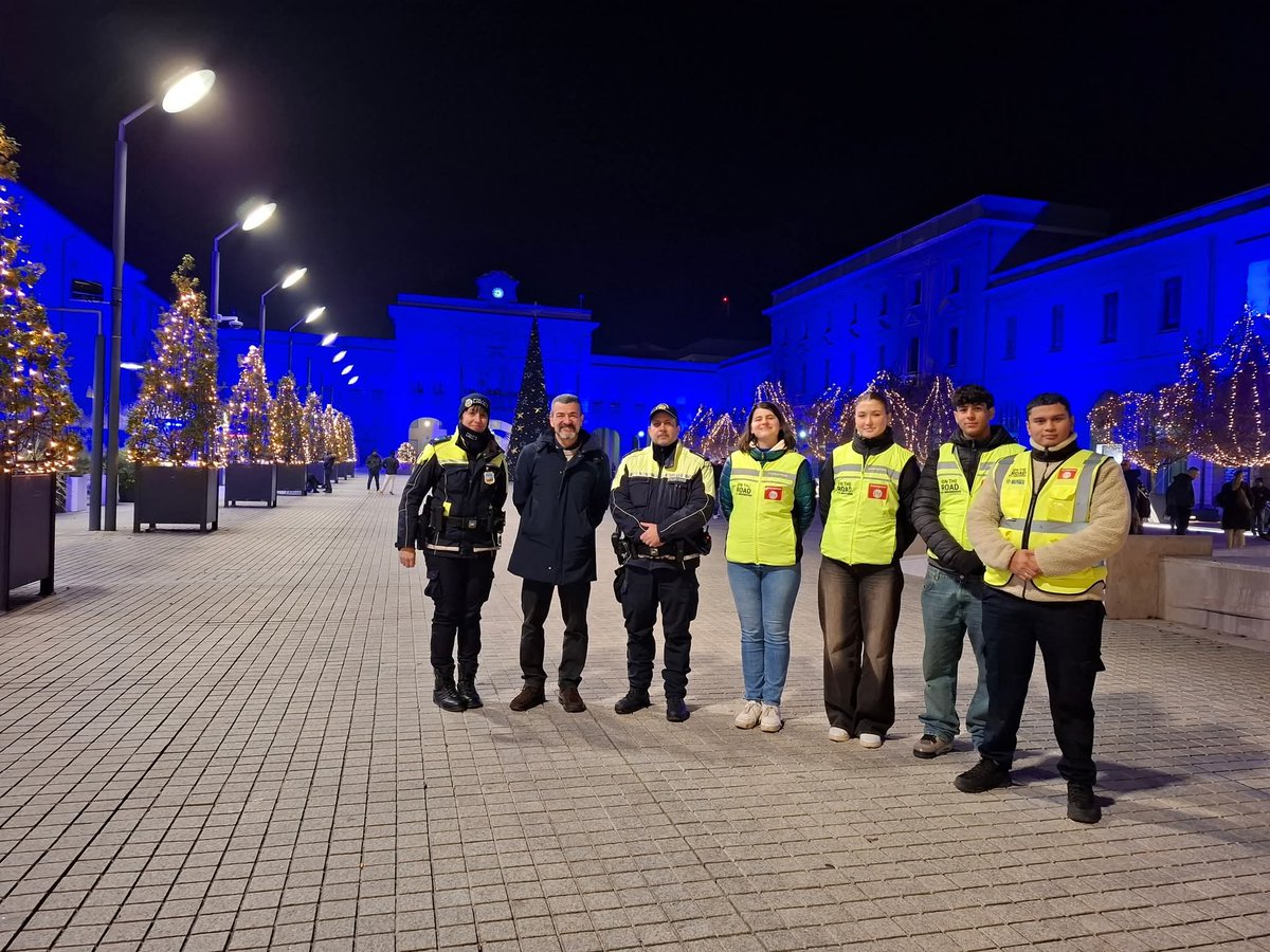 Teso_Sindaco's tweet photo. Con gli agenti della nostra Polizia Locale per il programma "Ragazzi on the road": accompagnati dai nostri agenti, una ventina di ragazzi dai 16 ai 20 fanno un'esperienza dentro la legalità, la responsabilità e il rispetto delle regole.
Buon lavoro! https://t.co/pxKvP2I9DI