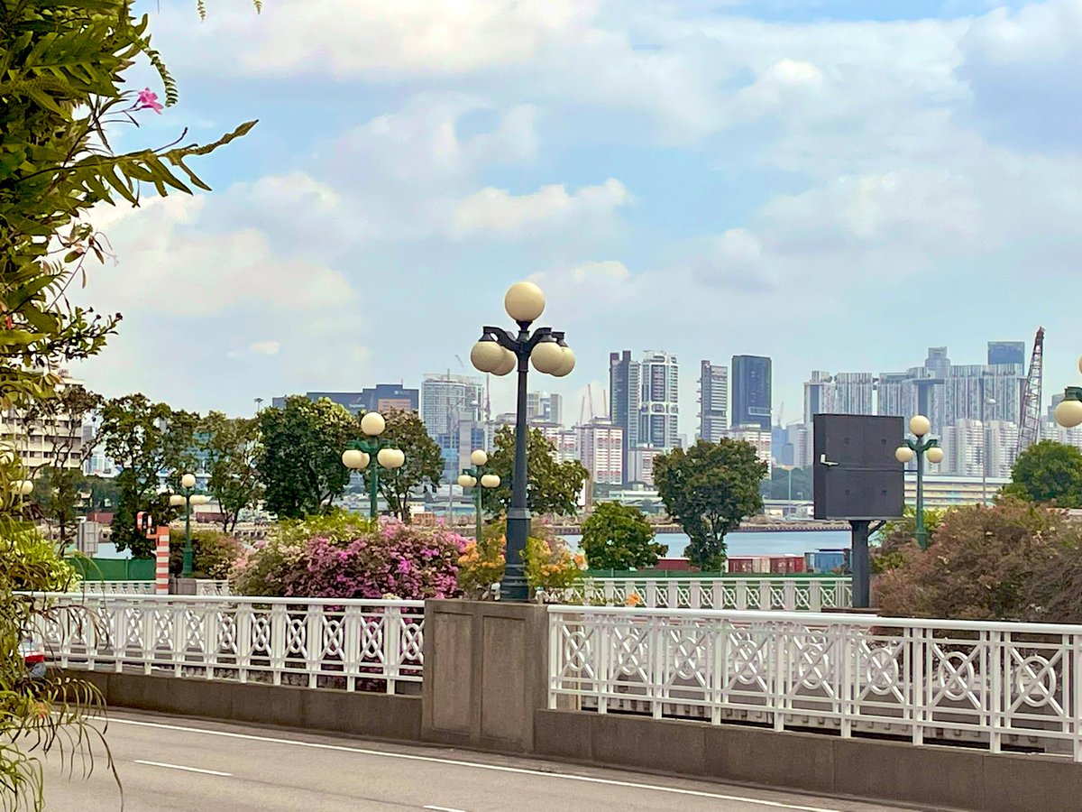 TaraTeacher1's tweet image. Christmas vibes in Singapore feel very surreal #sentosa #harbourfront #christmas #singapore