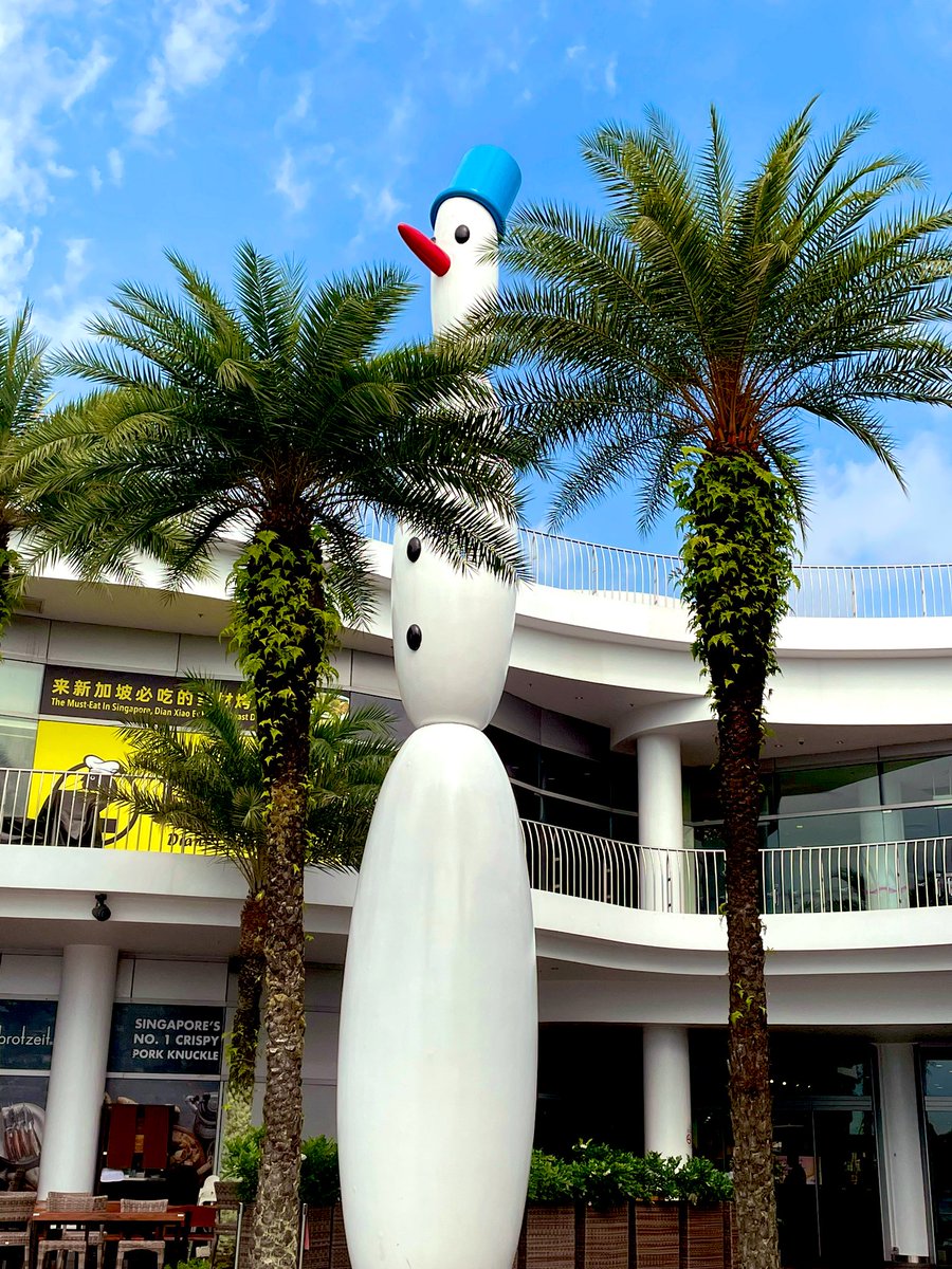 TaraTeacher1's tweet image. Christmas vibes in Singapore feel very surreal #sentosa #harbourfront #christmas #singapore