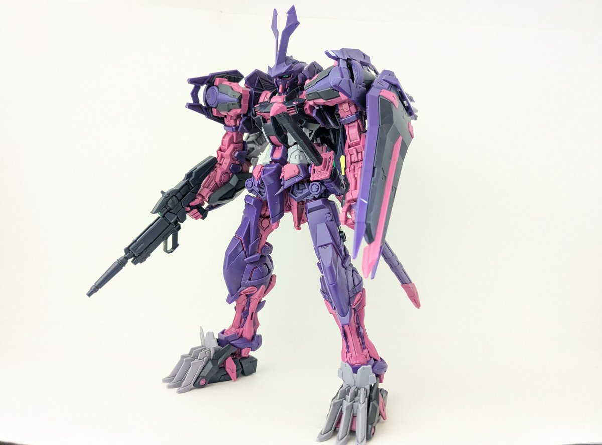 10_mimaki's tweet photo. MG ガンダムアストレイミラージュフレームセカンドイシュー 完成!
今まで何種類か出てるアストレイの流用キットですが、独特の構造をしており、ブルートモードへ変形可能。
オマケ要素としてアマノハバキリ(中身は菊一文字)の他に虎徹(鞘なし)も付属しています。
#ガンプラ
#VSASTRAY https://t.co/EmYF5dN79f