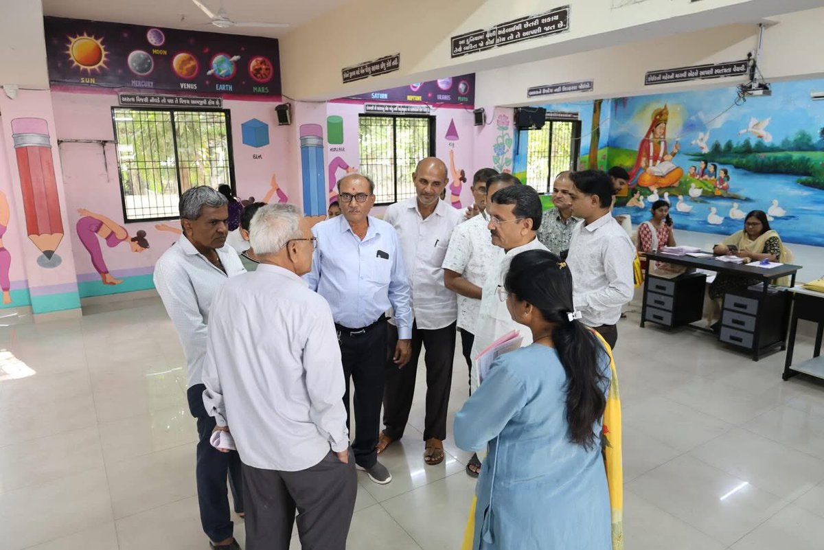 આજે ચૂંટણી પંચ દ્વારા SIR અભિયાન અંતર્ગત યોજાયેલી વિશેષ ડ્રાઈવ બુથ અંતર્ગત કતારગામ વિસ્તારમાં આવેલી પ્રાથમિક શાળા ક્રમાંક-૨૮૯,૨૯૦ ખાતે ઉપસ્થિત રહી કામગીરીની સમીક્ષા કરી.

#mlavinodmoradiya #vinodmoradiyabjp #vinodmoradiyakatargam #vinodmoradiya #mlakatargamvidhanshbha