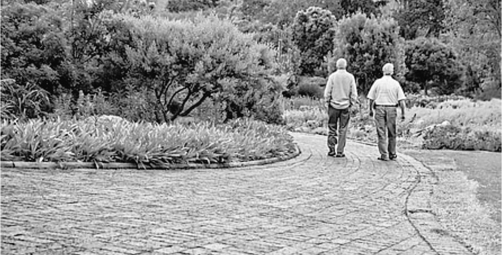 सवाल? जवाब? 

दिसंबर की उस सर्द रात में, जब धुंध हवा को भी धकेलने लगी थी, उसने चाय की पहली घूँट के बाद मुझे देखा। उसकी आँखों में वही पुराना सवाल था, थोड़ा काँपता हुआ, थोड़ा बुझा हुआ।

मैंने मुस्कुरा कर कहा,
“क्यों करते हैं लोग प्यार?यही सोच रहा है न?  शायद इसलिए कि किसी को पाने