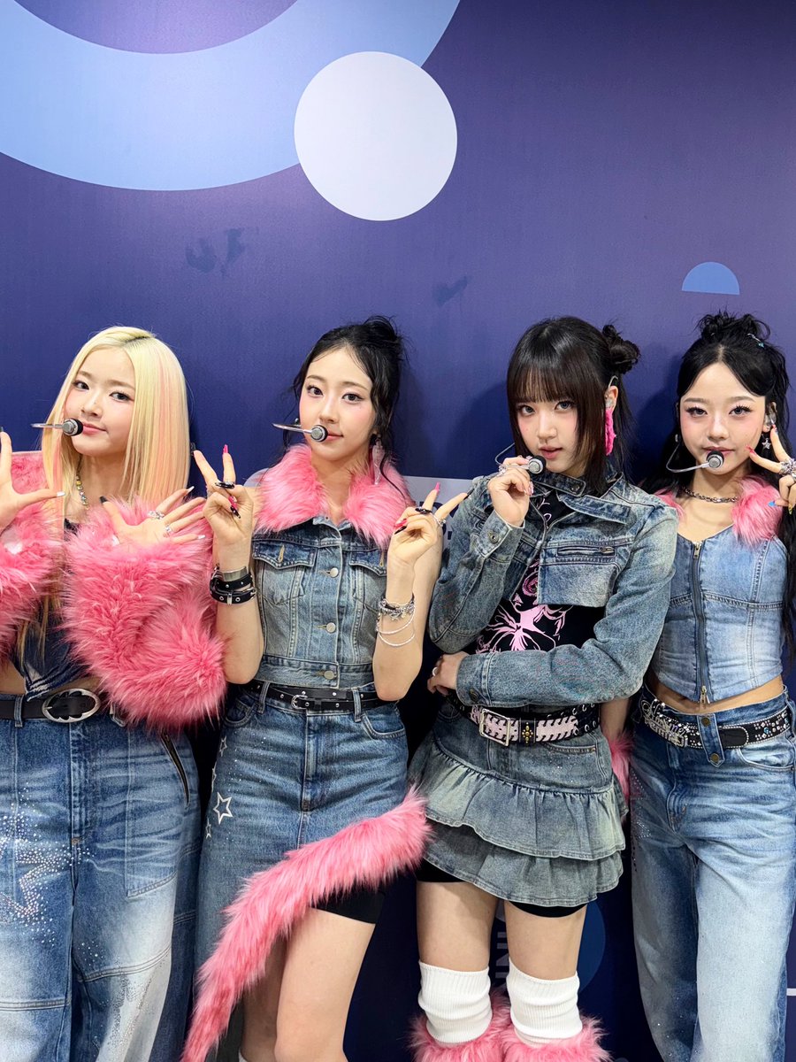 vvup_official's tweet photo. [📸] 251130 SBS 인기가요

VVUP에 빠져 살고 있어 지금💖🎀🌸🪷

#VVUP #비비업 #인기가요 #ingigayo 
#SuperModel #VVON 
#킴 #팬 #수연 #지윤
#Kim #Paan #Suyeon #Jiyoon https://t.co/BdCOzzYyC2