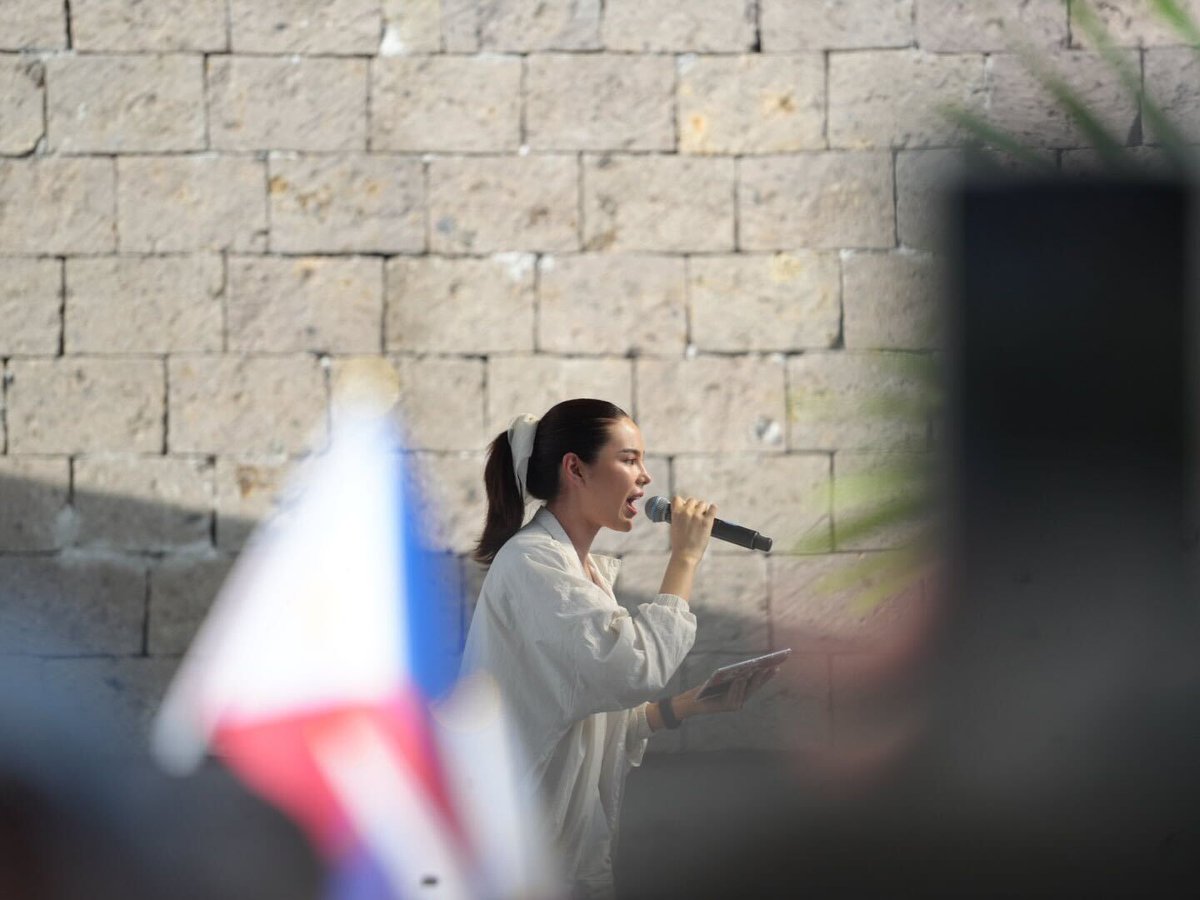 PhilstarNews's tweet image. THE QUEEN IS HERE!

Miss Universe 2018 Catriona Gray joined the “Trillion Peso March” protest at the EDSA People Power Monument in Quezon City on Sunday, urging Congress to pass the anti-political dynasty bill. She said positions of power should not be inherited but earned…