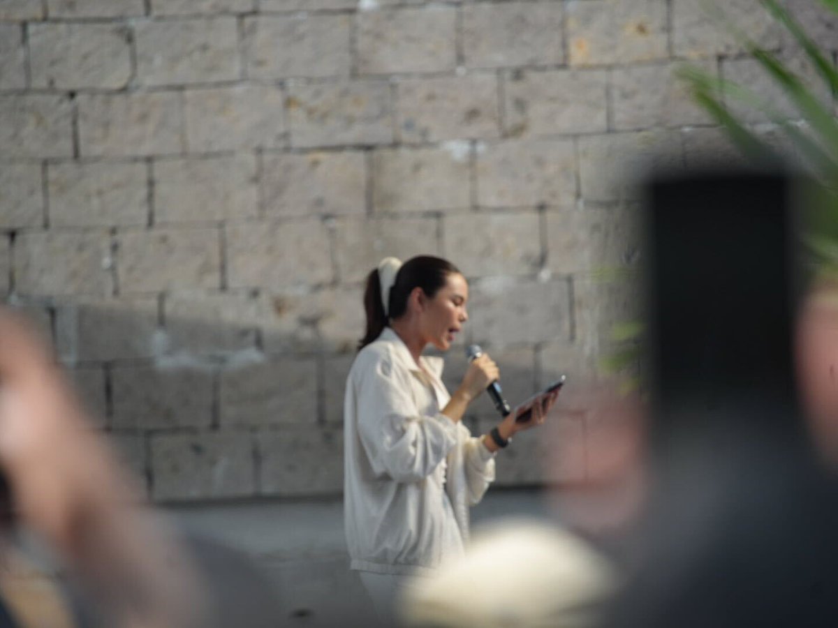 PhilstarNews's tweet image. THE QUEEN IS HERE!

Miss Universe 2018 Catriona Gray joined the “Trillion Peso March” protest at the EDSA People Power Monument in Quezon City on Sunday, urging Congress to pass the anti-political dynasty bill. She said positions of power should not be inherited but earned…