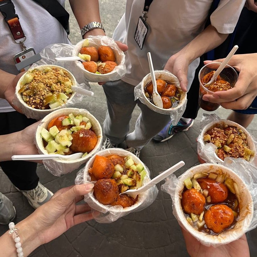 elinprogress's tweet image. kwek-kwek w friends after class &amp;gt;&amp;gt;