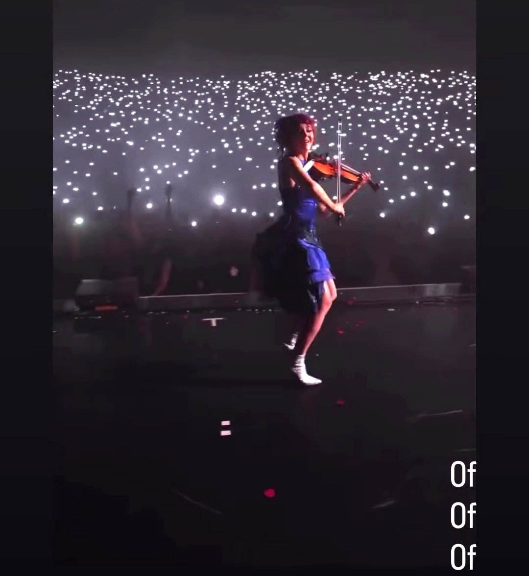 Demet at the concert. Make time for yourself and your loved ones, make time to smile, do what you like and makes you happy
Beautiful Sunday!!
#DemetÖzdemir