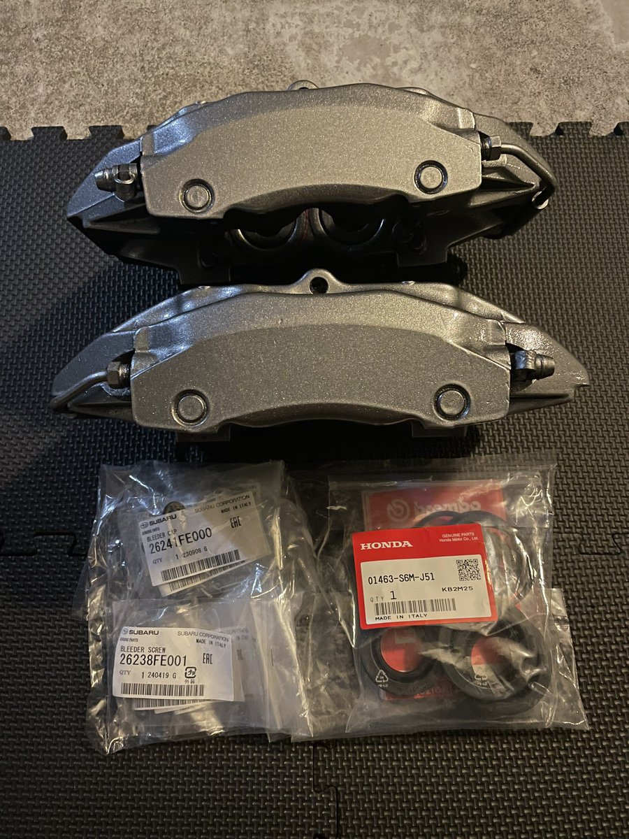 HONEDキャリパー流用キット
ポルシェ986純正ブレンボキャリパー
ミニJCW294mmローター(DIXCELプレーン)
ホンダ純正シールキット
スバル純正ブリーダースクリューとブリーダーキャップ
5thシビックロゴ
ガンメタ自家塗装

流用マシマシキャリパーになりました。